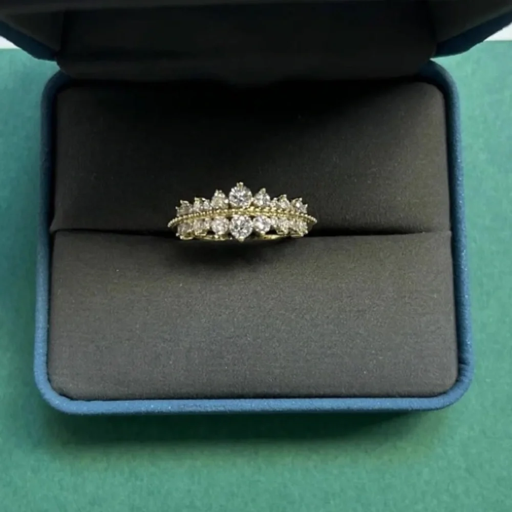 Brilliant Cut Diamond Wedding band in approximately 0.85 tcw. In 14 kt gold plat - Picture 4 of 13